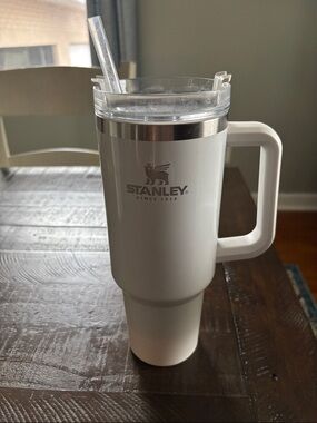Stanley White Travel Tumbler with Handle and Clear Lid 40 oz
